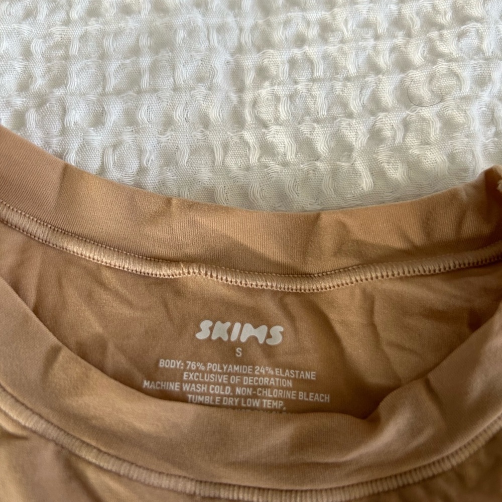 SKIMS FITS EVERYBODY T-SHIRT 🤍